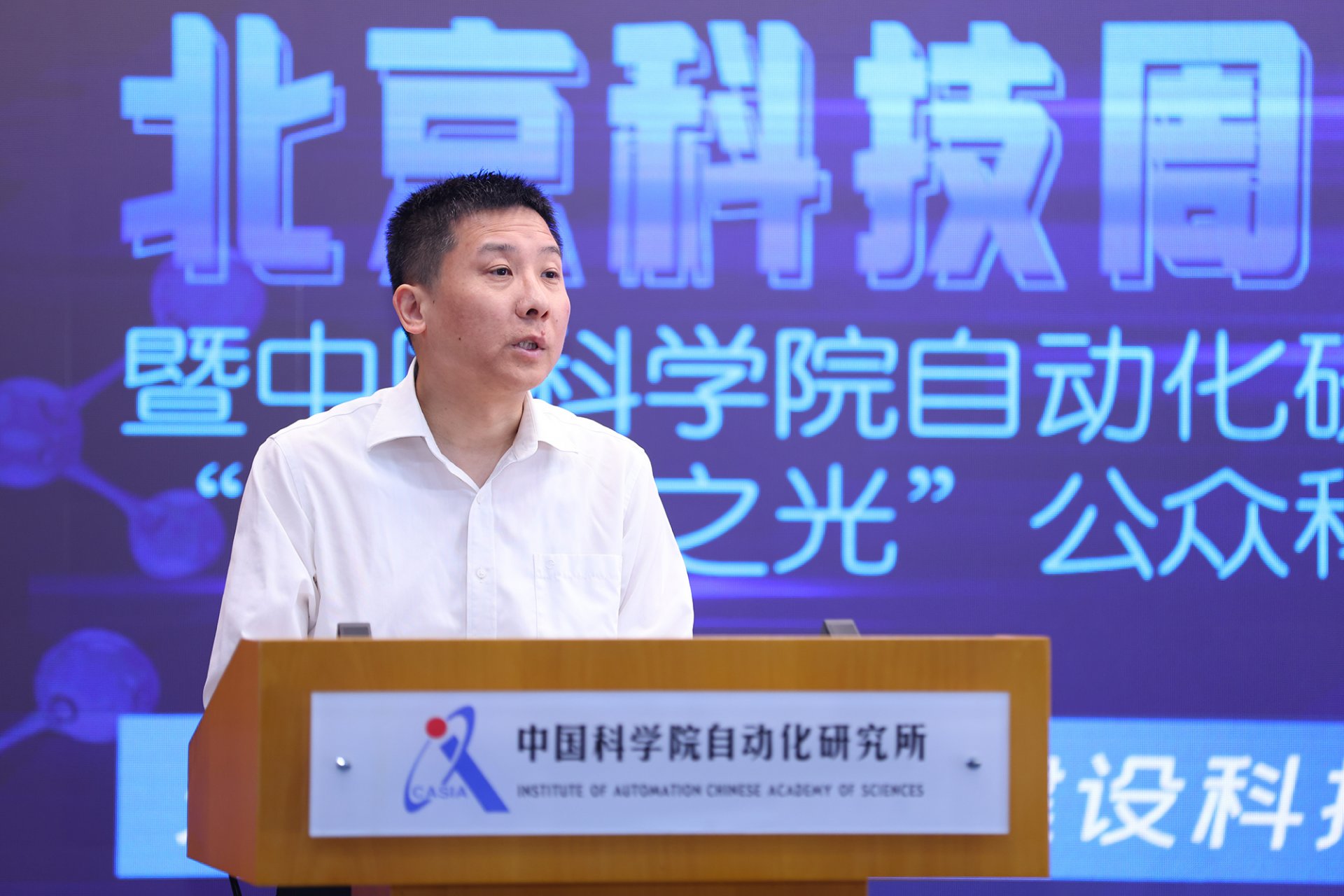 随着四位嘉宾与Q系列人形机器人共同点